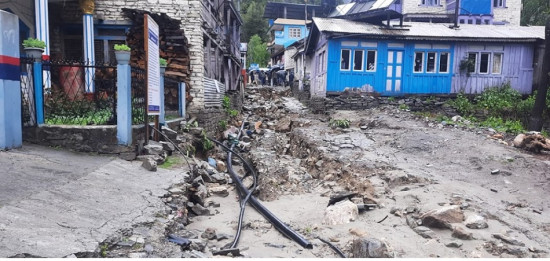 झरी पर्दा झस्किछन् मनाङबासी